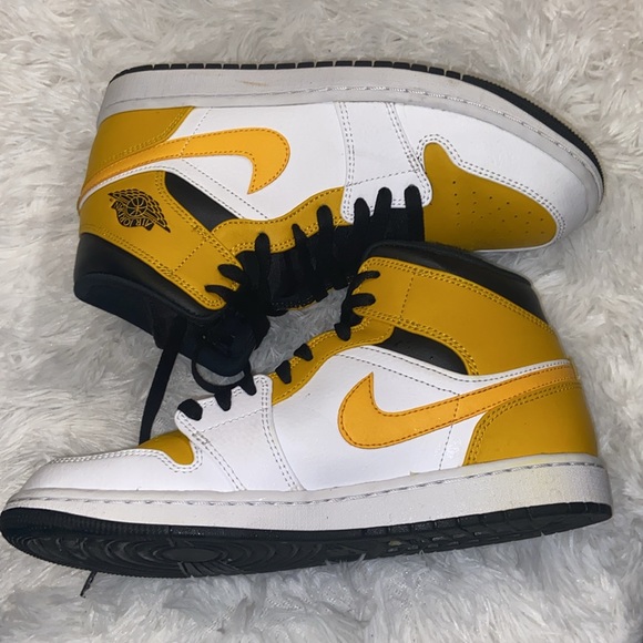 Air Jordan 1 Mid 8.5. White university gold-black Blanc/Noir or universite - Picture 4 of 8